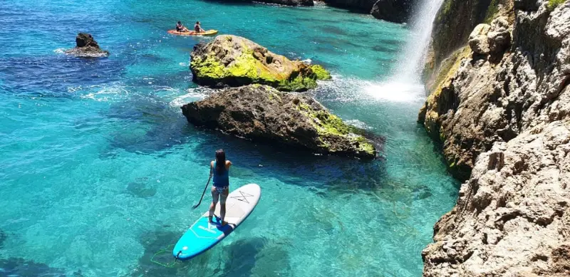 Monitora de Wailele haciendo la ruta paddle surf cascada Maro Nerja Malaga