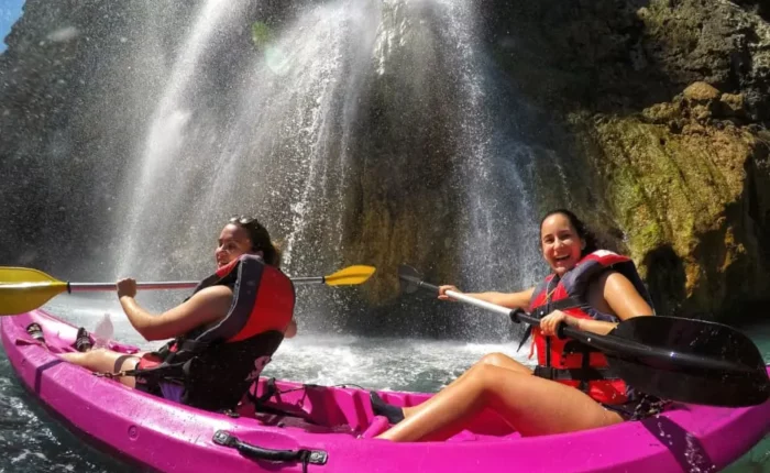 dos-mujeres-ruta-kayak-maro-cascada-nerja