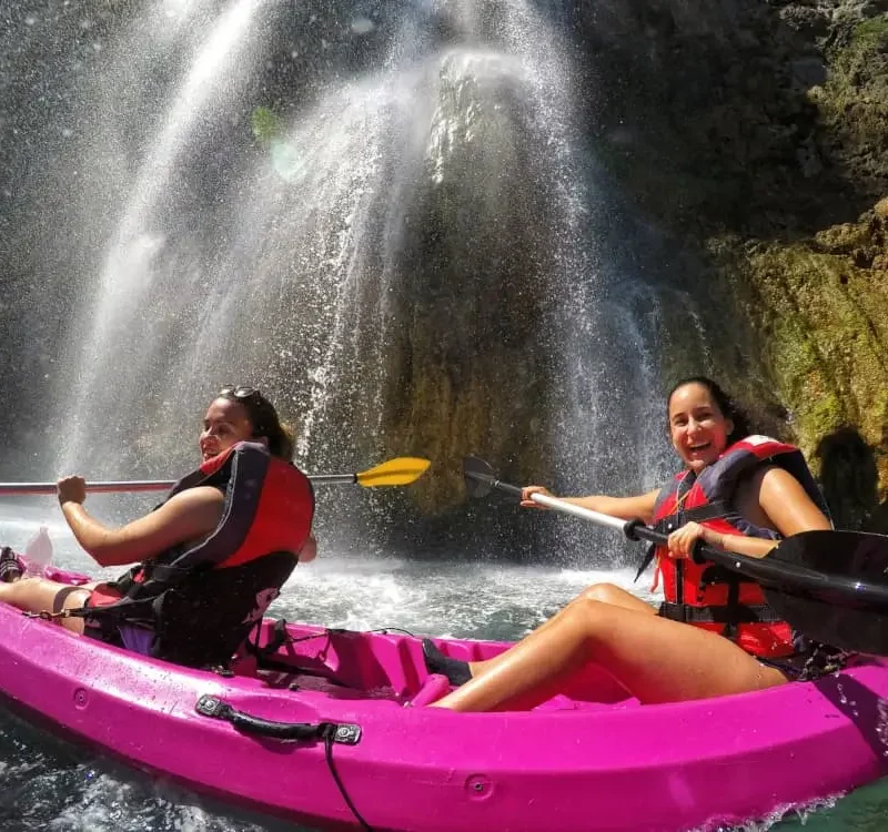 dos-mujeres-ruta-kayak-maro-cascada-nerja