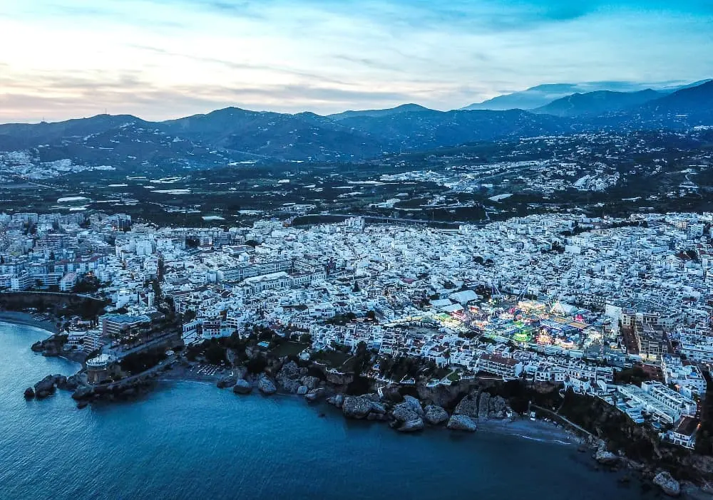 nerja-vista-aerea-desde-costa-atardecer-casas-blancas