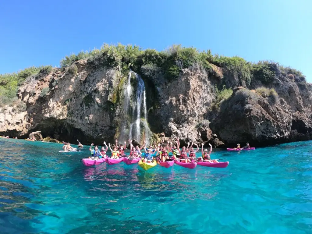 grupo-hombres-mujeres-ruta-kaya-cascada-maro-nerja-malaga