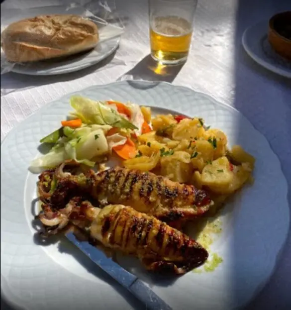 Calamares a la plancha con patatas a lo pobre del Restaurante La Puntilla en Nerja