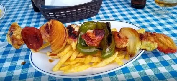 Brochette de viande et de légumes du Kiosko Punta Lara à Nerja Malaga