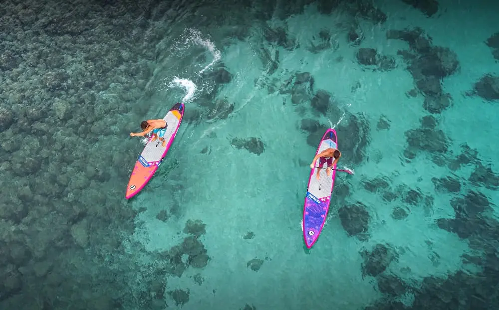 dos hombre en tablas de paddle surf Aztron Race vista aerea aguas cristalinas