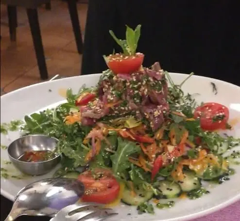 Ensalada de atún rojo fresco del restaurante Sekai en Nerja Malaga