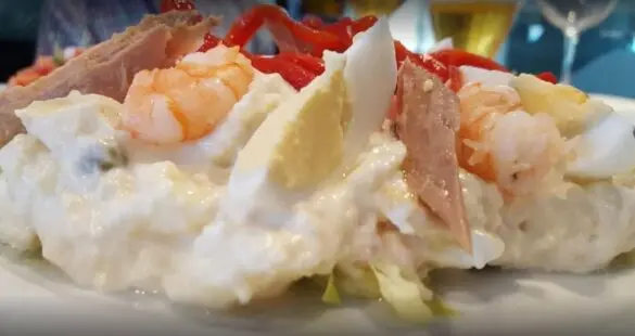 Salade Olivier du restaurant Puerta del Mar à Nerja Malaga