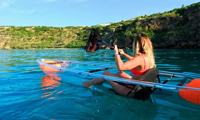 Mujer navegando en un Kayak transparente por los acantilados de Maro Nerja