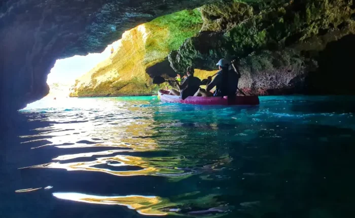 Pareja navegando en kayak dentro de la cueva del lobo marino en Maro Nerja