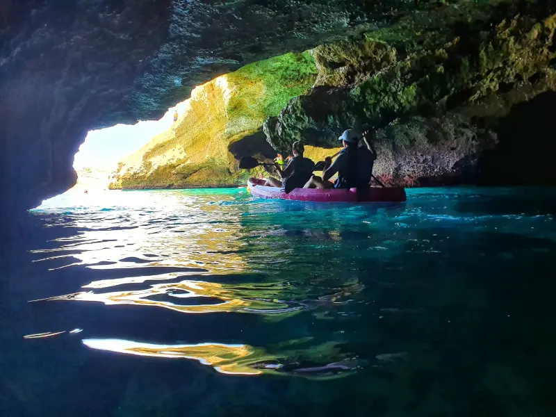 Pareja navegando en kayak dentro de la cueva del lobo marino en Maro Nerja