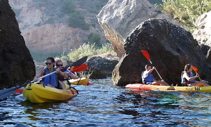 varios kayaks navegando por los acantilados de Maro en Burriana Nerja