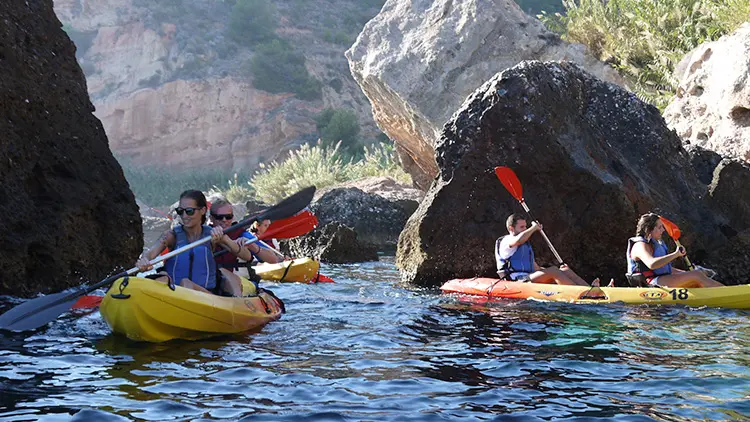 varios kayaks navegando por los acantilados de Maro en Burriana Nerja