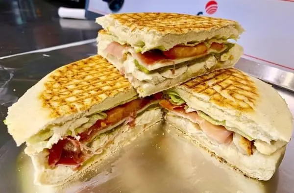 Malaga Campero avec jambon, fromage et poulet