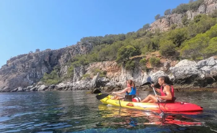 Dos personas navegando en kayak por los acantilados de La Herradura en Almuñecar Granada