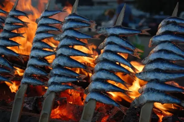 Espetos de sardinas al fuego