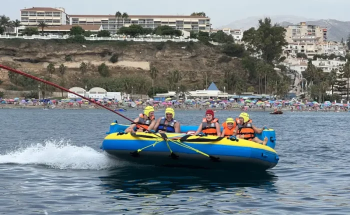 cinco personas disfrutando aquaspeed en el mar en Burriana Nerja