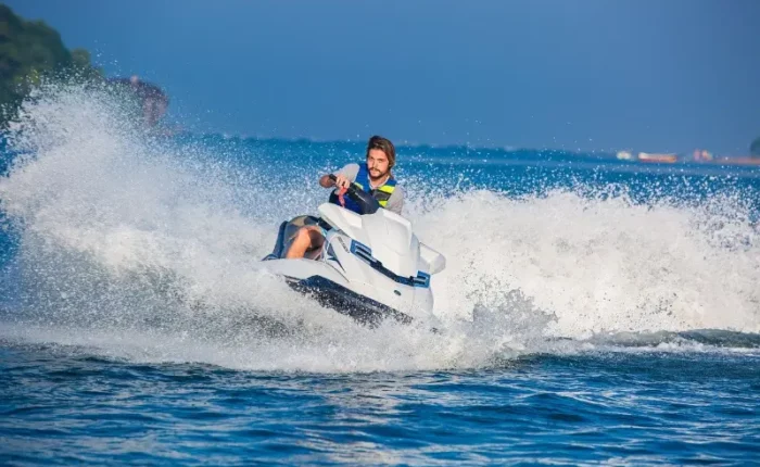 Hombre navegando en el mar con una moto acuatica blanca