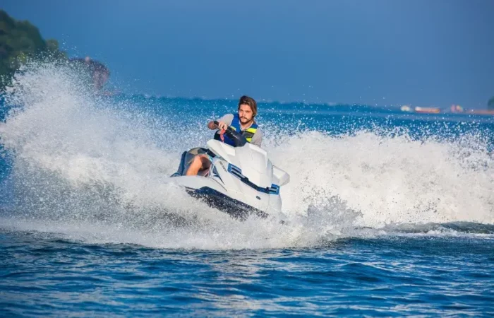 Hombre navegando en el mar con una moto acuatica blanca