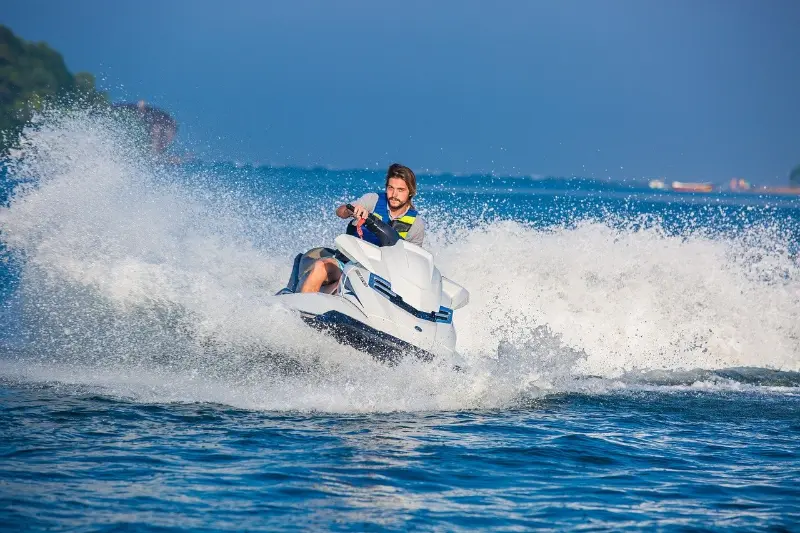 Hombre navegando en el mar con una moto acuatica blanca